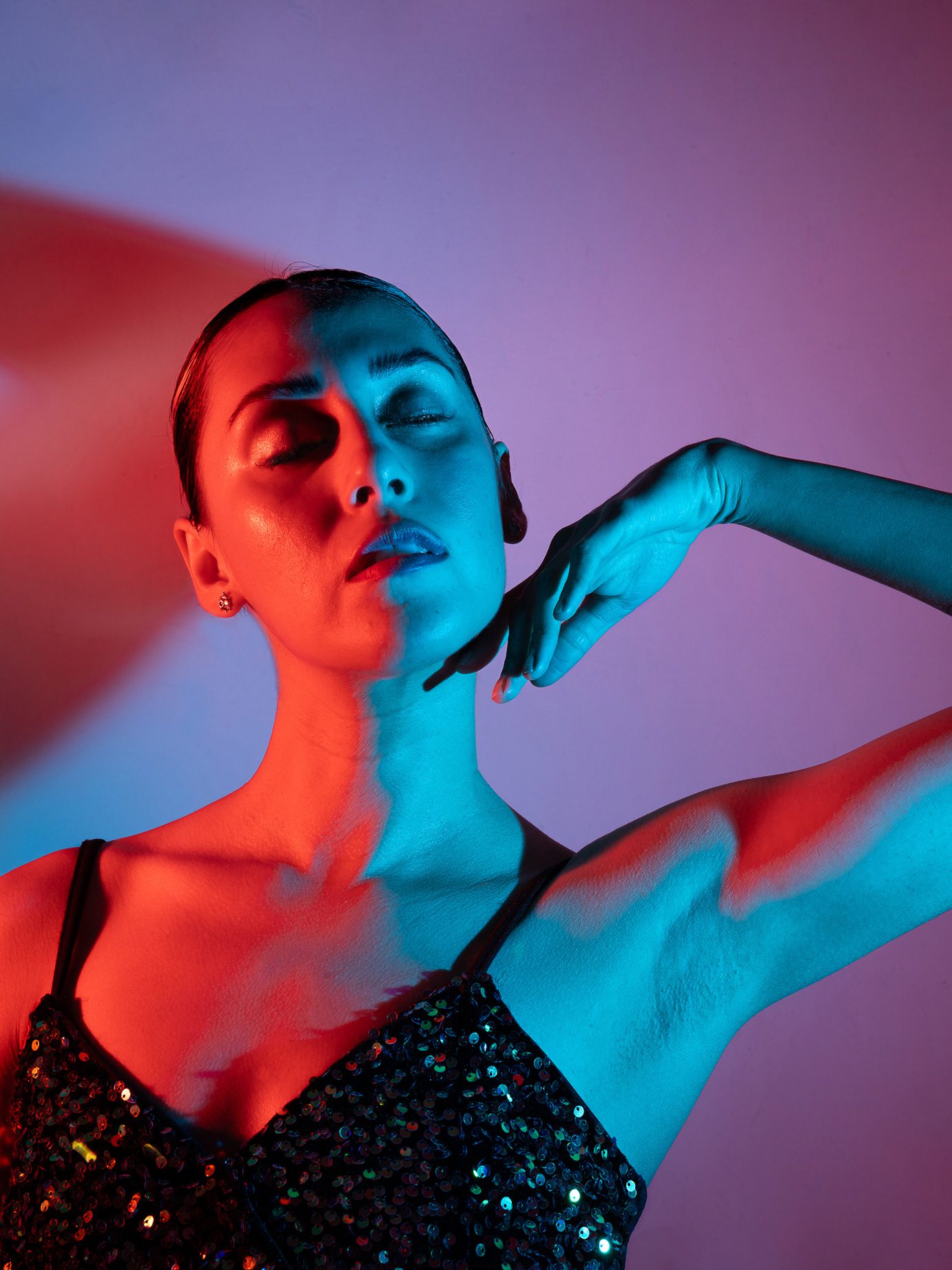 Retrato con luces neon fotografia profesional de mujer posando martin vallejos en los mochis sinaloa