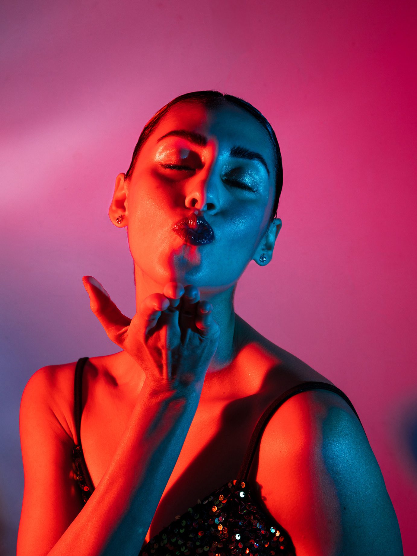 Retrato con luces neon fotografia profesional de beso de mujer martin vallejos en los mochis sinaloa